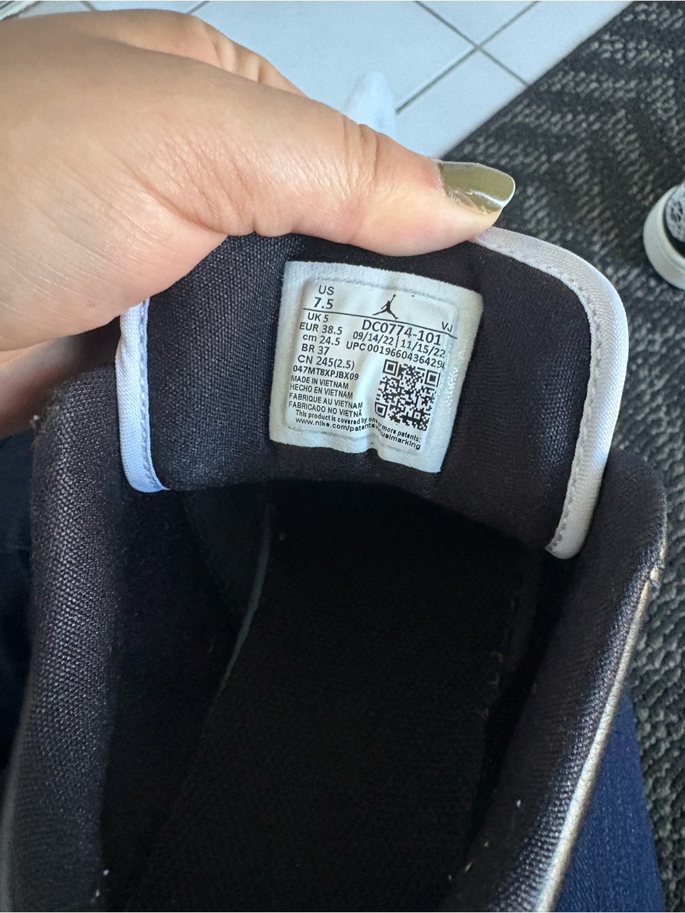 Nike Jordan Woman Black/White Low-Top Sneaker - Picture 3 of 4